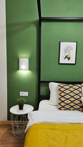 穆卡切沃Best Apartments on Kyryla & Mefodia的绿色卧室,配有床和绿色的墙壁