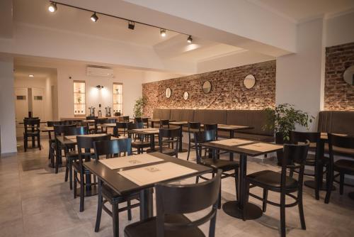 维拉卡洛斯帕兹Hotel Libertad的一间带桌椅的餐厅以及砖墙