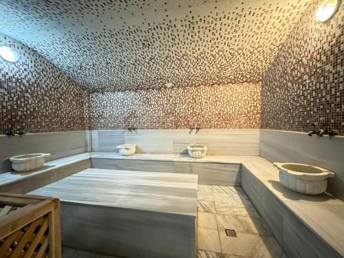 巴库Sea Pearl Hotel的大型浴室设有两个盥洗盆和浴缸。