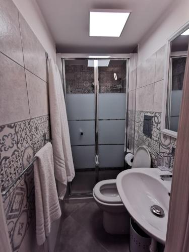 加埃塔La Pescheria Casa Vacanze的一间带卫生间和水槽的浴室