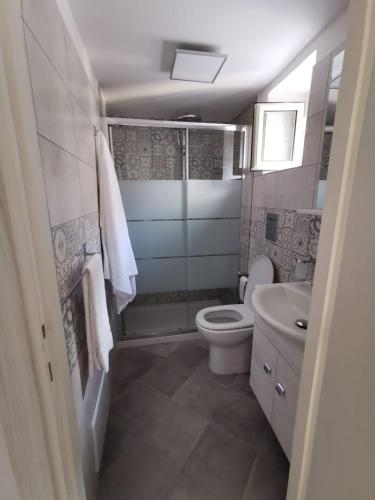 加埃塔La Pescheria Casa Vacanze的浴室配有卫生间、淋浴和盥洗盆。
