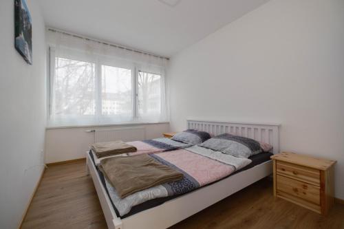 BarnbachBÄRNAppartements的一间卧室设有一张床和一个窗口
