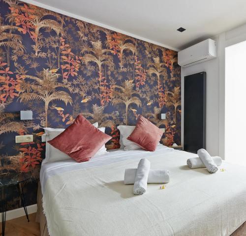 布鲁塞尔Hotel Les Ecrins的一间卧室配有一张带花卉壁纸的大床
