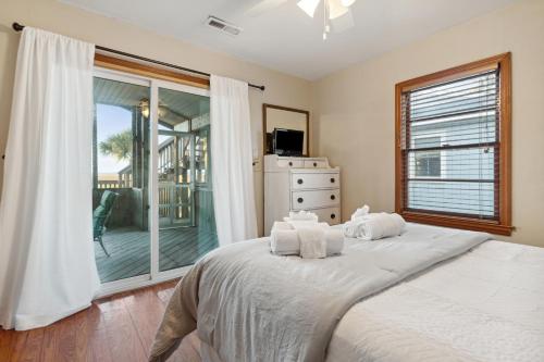 富丽海滩Coastal Treasure的一间卧室设有一张大床和一个大窗户