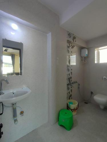 那格浦尔Vividora的白色的浴室设有水槽和镜子