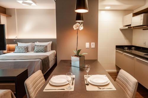 阿雷格里港阿雷格里港品质酒店的小房间设有一张床和一张桌子及椅子