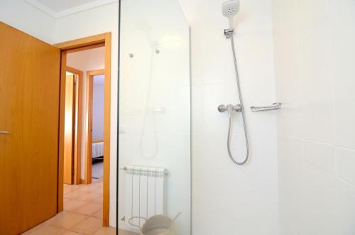 莱斯卡拉Casa Cossis的浴室里设有玻璃门淋浴