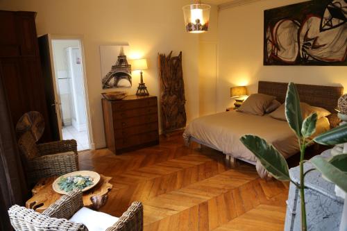 巴黎巴黎一间屋住宿加早餐旅馆的一间卧室配有一张床,铺有木地板