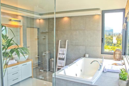 FournésFour Seasons Villa Chania的带浴缸和盥洗盆的浴室