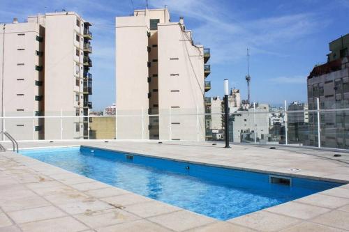 布宜诺斯艾利斯BOLI 0613 San Telmo Charm: Monoambiente Cozy的一座高楼屋顶上的游泳池