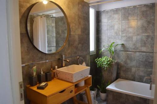 RufinoNómade Habitación的浴室配有盥洗盆、镜子和浴缸