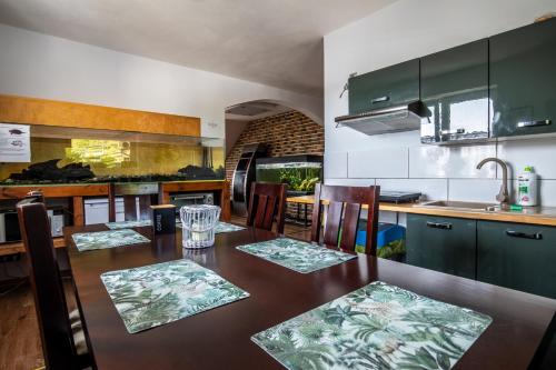 NiegowaJurajskie Manowce的一间带木桌和椅子的厨房以及一间用餐室