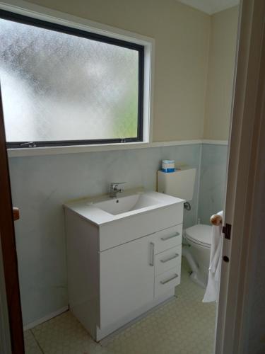 OpuaPinelodge的白色的浴室设有水槽和窗户。