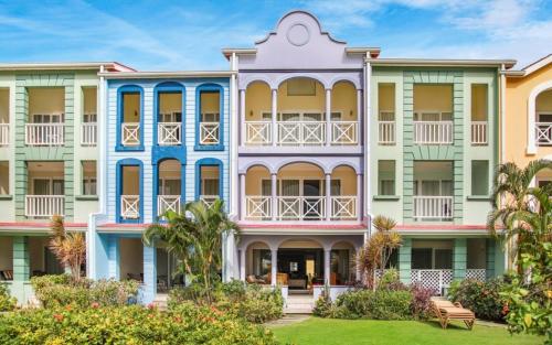 格罗斯岛Waterfront townhouse - Harbour 17 townhouse的一系列色彩缤纷的公寓楼