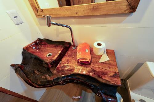 圣加布里埃尔Recanto Ecológico的浴室内一张带水槽的木桌