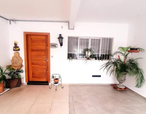 圣保罗Casa 146 - SP Expo, Metrô, Congonhas的一间拥有白色墙壁、门和植物的房间