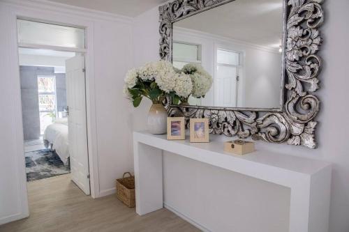 巴利托Modern Luxury Beach House的白色的房间里墙上的镜子