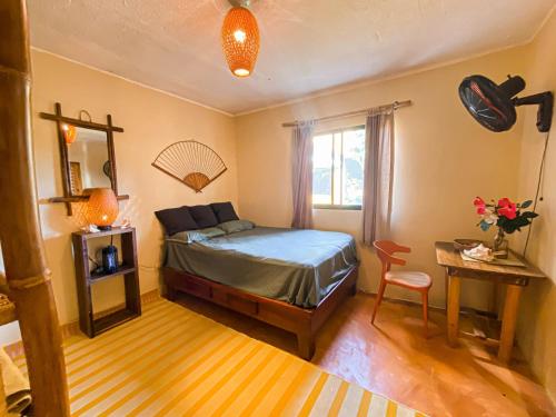 拉斯加勒拉斯拉哈仙达旅舍的卧室配有1张床、1张桌子和1把椅子