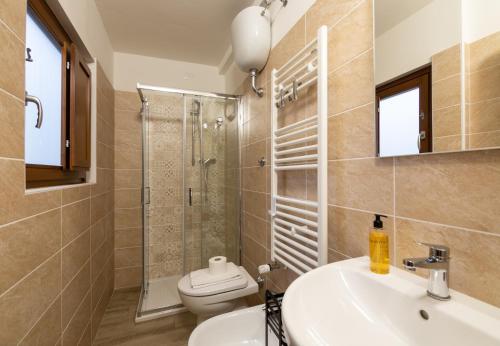 科皮托Coppito Apartment的浴室配有卫生间、盥洗盆和淋浴。