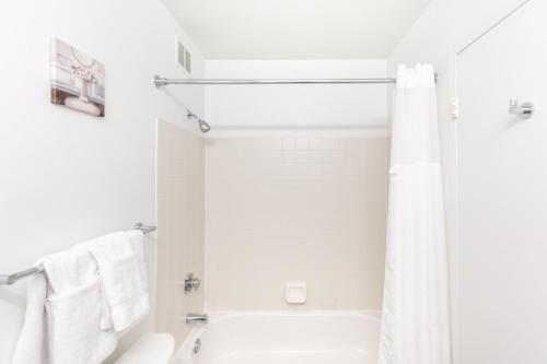 芝加哥ENVITAE 3BR Luxury Corner Loft with Navy Pier Views的带淋浴和卫生间的白色浴室
