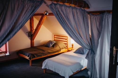 MiłkiKosowisko的一间带两张床的卧室,位于带窗帘的房间
