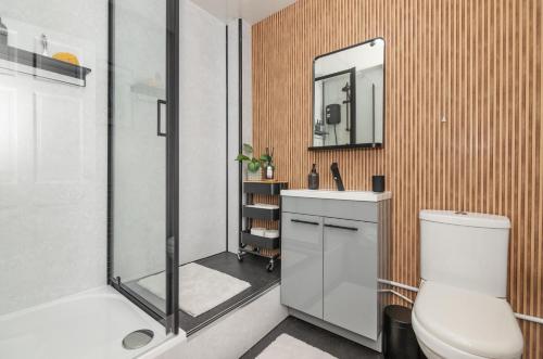 布罗克斯本Trendy 2 Bed Flat - Near Airport的带淋浴、卫生间和盥洗盆的浴室