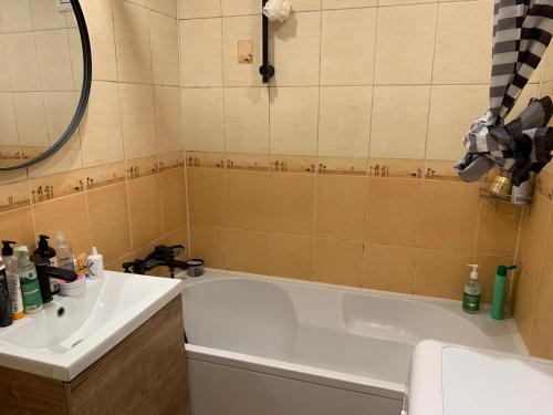 维尔纽斯Cosy apartment near downtown and airport的浴室配有白色浴缸和水槽