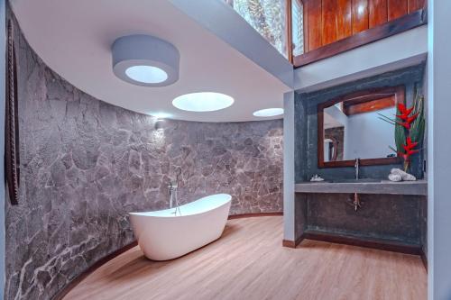 图里亚尔瓦Hotel Villa Florencia的浴室配有白色浴缸和水槽