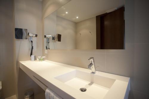 拉科鲁尼亚卡利斯玛丽内达酒店的浴室设有白色水槽和镜子