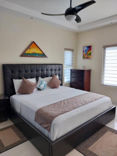 欧丘里欧PYRAMID JOY, 2 Bedroom Villa, Ocho Rios, Jamaica的一间卧室设有一张大床和天花板
