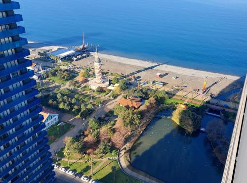 巴统ORBI City Sea View Lux Apartment的海洋旁建筑物的空中景观