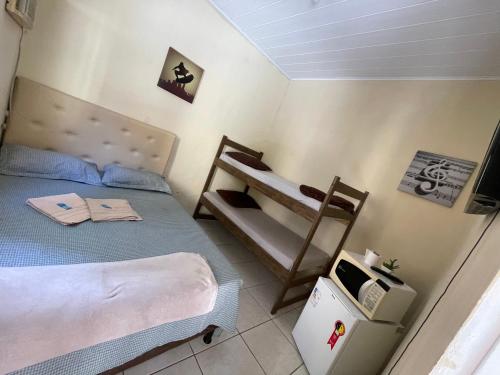 坎普斯戈伊塔卡济斯Pelinca Suite的一间卧室配有两张床和一张双层床。