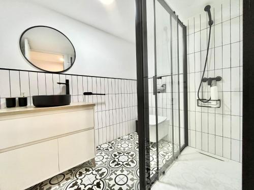 比利亚霍约萨Duplex zona centro的带淋浴、盥洗盆和镜子的浴室