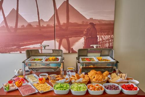 开罗Soul Pyramids View的餐桌上的自助餐,包括食物