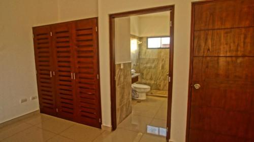 格拉纳达Mary´s House的一间带卫生间和木门的浴室