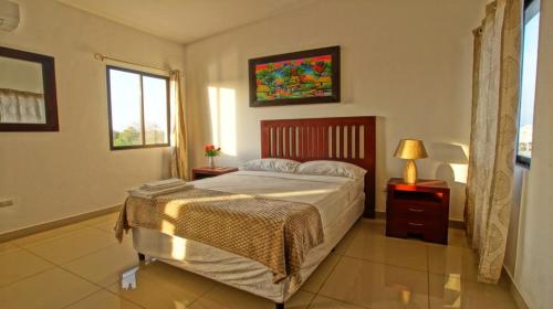 格拉纳达Mary´s House的一间卧室设有一张大床和一个窗户。