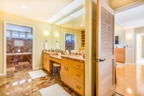 檀香山Villa Ahina的一间带两个盥洗盆和大镜子的浴室