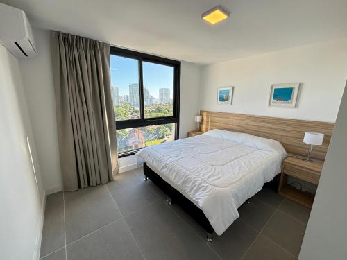 埃斯特角城View Luxury的一间卧室设有一张床和一个大窗户