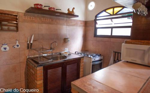 稻克稻克格兰德Refúgio Toque Toque Chalés的厨房配有水槽和炉灶