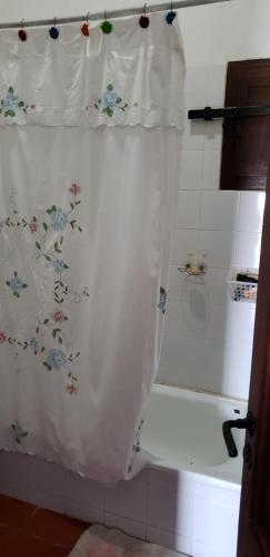 卡奇ARK - Una casa con sabor a hogar的浴室内装有鲜花的浴帘