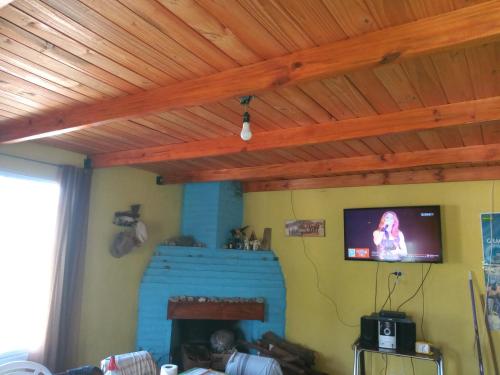 埃尔莫拉尔La Griselda的客厅的墙上配有平面电视。