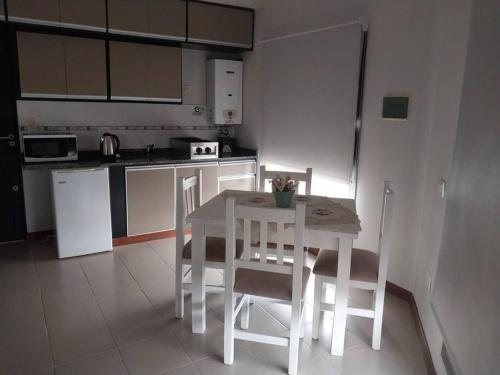 康考迪亚Monoambiente en zona centrica con garage的厨房配有桌椅
