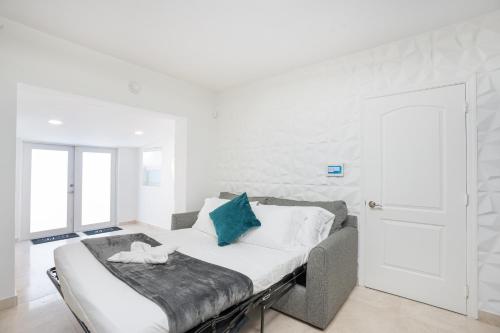 北迈阿密海滩Miami 4Bedroom Retreat heated Pool near to beach的白色客房 - 带蓝色枕头的床