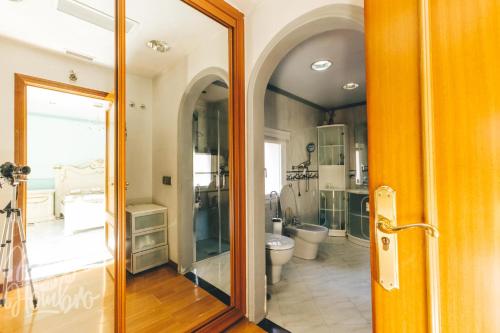 马德里Luxurious 5 Bedroom Apartment in Moncloa-Aravaca的浴室设有2个卫生间和玻璃门