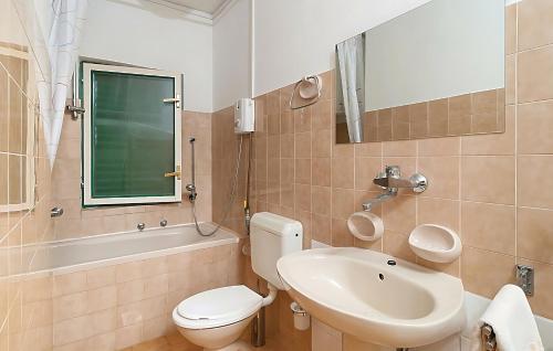 卡什泰拉Villa Olive Tree的浴室配有白色卫生间和盥洗盆。