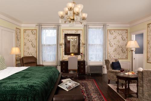 明尼阿波利斯300 Clifton的一间卧室配有一张绿色的床和吊灯。