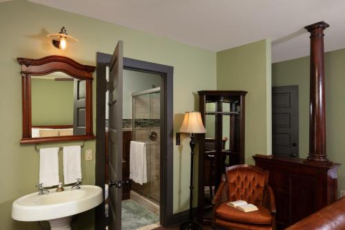 明尼阿波利斯300 Clifton的一间带水槽、淋浴和镜子的浴室