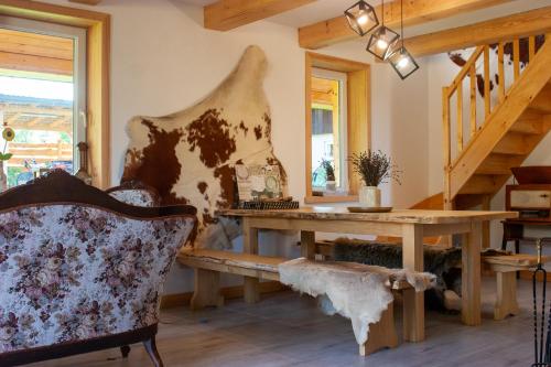 Ranczo Molikówka的一间带木桌和椅子的用餐室