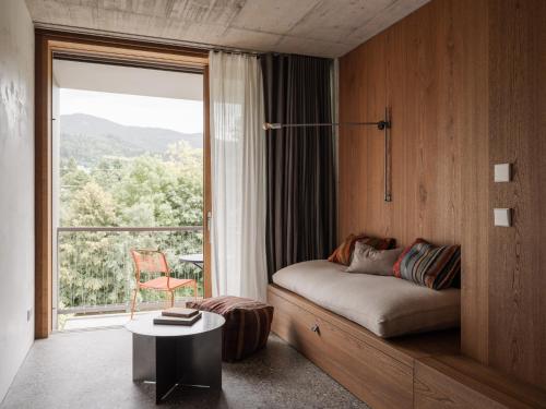瓦尔德基尔希ArtBau Designhotel的一间卧室设有一张床和一个大窗户