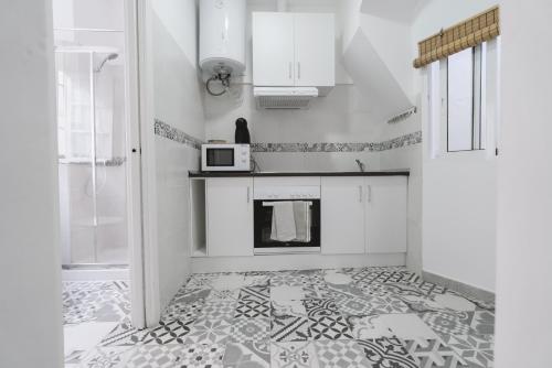 阿亚蒙特Apartamento La Inmaculada的厨房铺有瓷砖地板,配有微波炉。